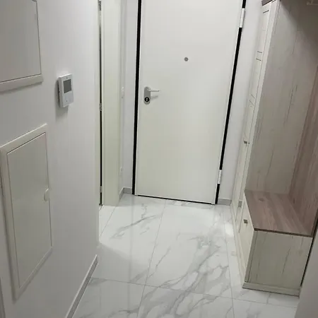 Naomi Apartment Split