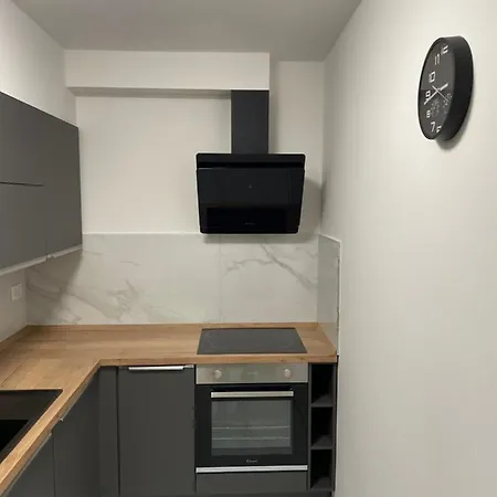 Naomi Apartment Split