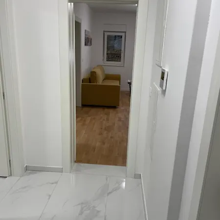 Apartament Naomi *