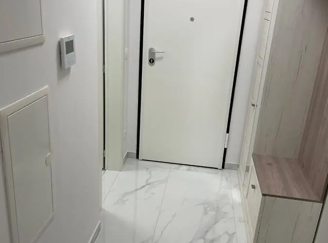 Naomi Apartment Split